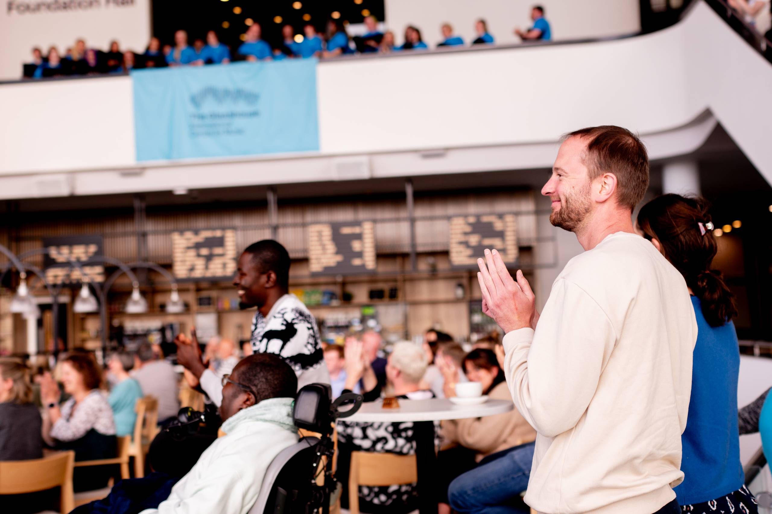 People clapping in a cafe