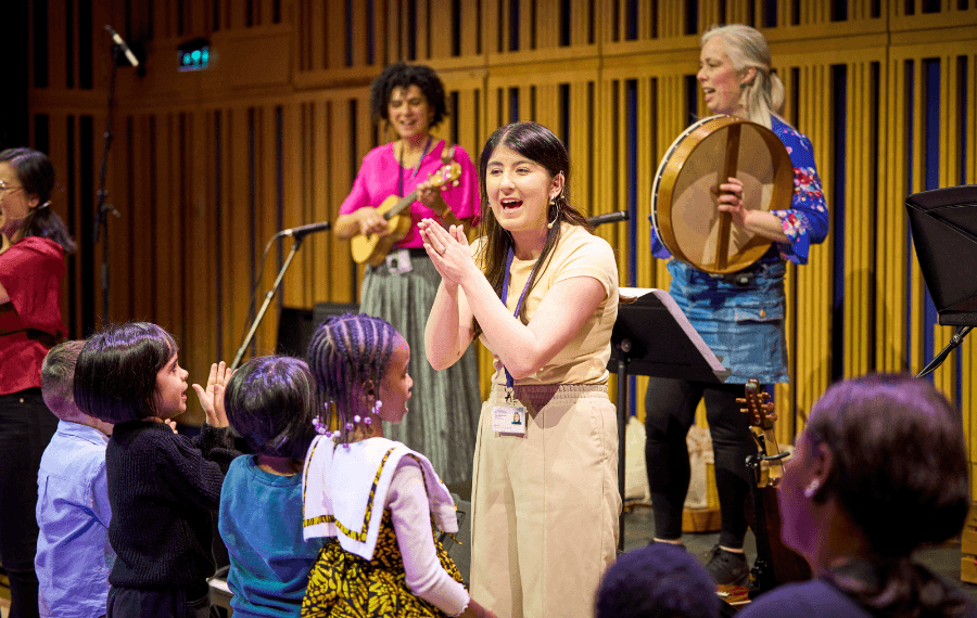 The Big Family Gig for refugees and asylum seekers with a musician performing to children.