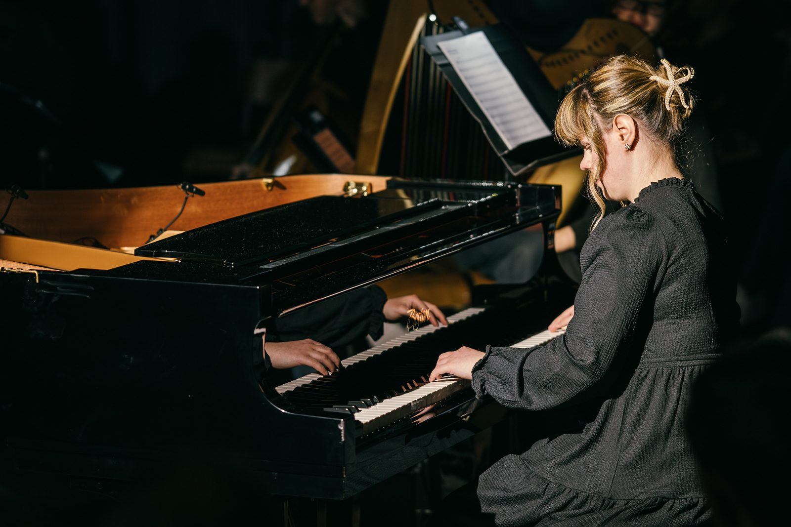 Rachel Starritt playing the piano on stage.